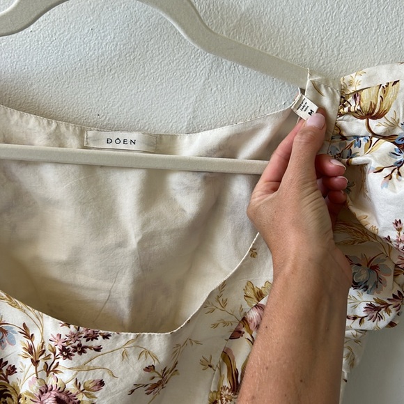 Doen Marci dress in field of tulips - Picture 4 of 5